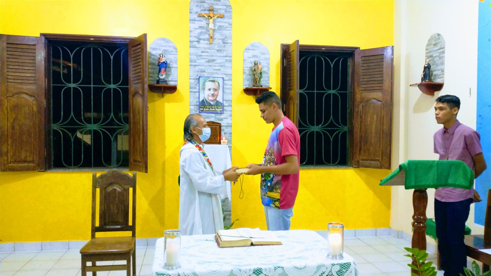 Benção e entrega do breviário ao seminarista Ivaelton Ivaelton entrega do breviário e benção