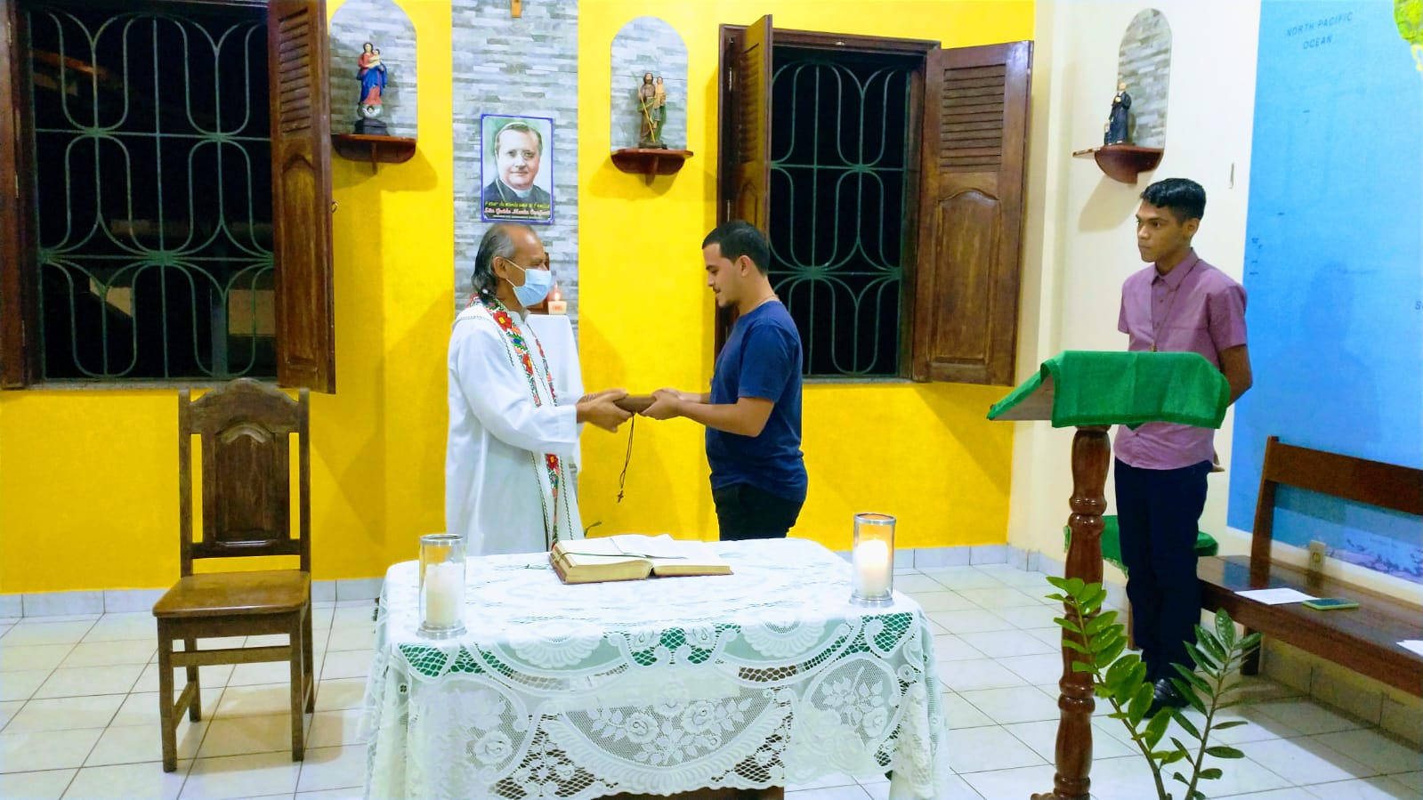Benção e entrega do breviário ao seminarista Kelisson Kelisson entrega do breviário e benção