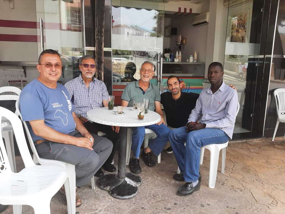 en el bar vecino