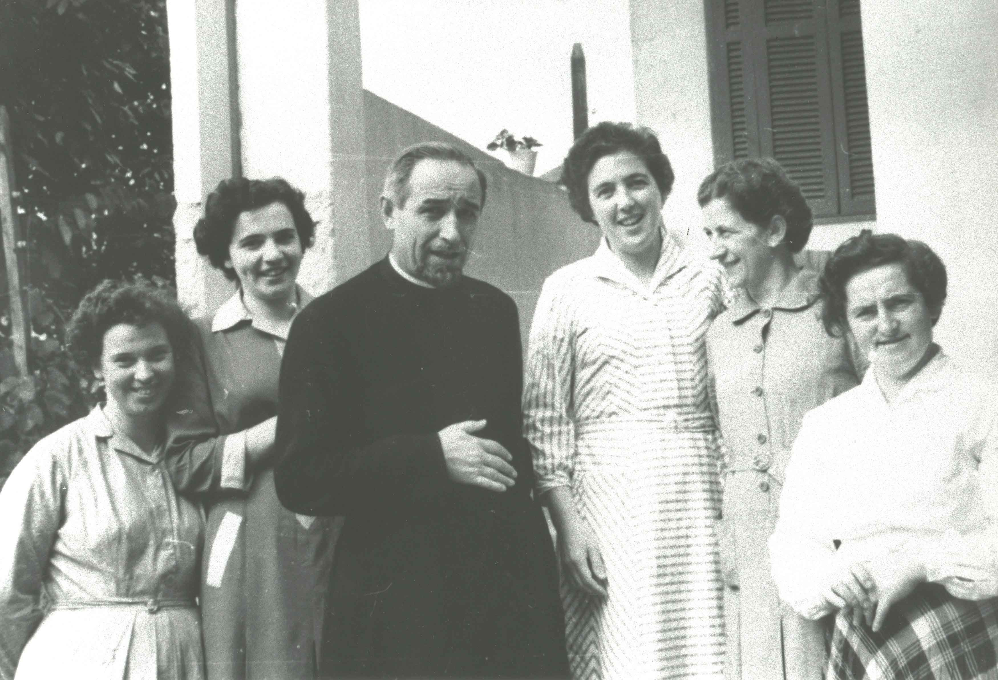 103. Brasile Sud. Padre con le sorelle 